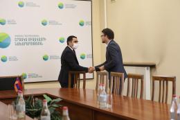 Շրջակա միջավայրի նախարար Ռոմանոս Պետրոսյանն ընդունել է Հայաստանում Մեծ Բրիտանիայի և Հյուսիսային Իռլանդիայի Միացյալ Թագավորության արտակարգ և լիազոր դեսպան Ջոն Գալագերի գլխավորած պատվիրակությանը